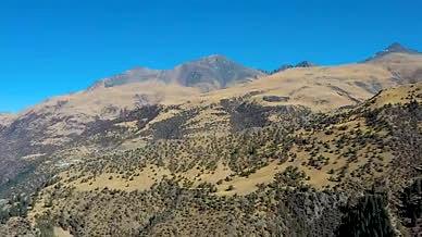 高原风景藏北高原冬季高山草原航拍4K视频的预览图